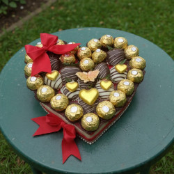 Corazón Dulzura Suprema: Fresas con Chocolate y Ferrero Rocher