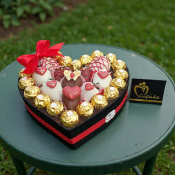 Corazón Dulzura Suprema: Fresas con Chocolate y Ferrero Rocher