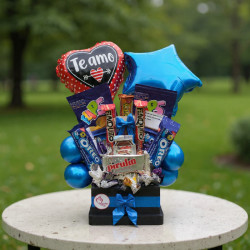 Arreglo Explosión de Alegría | 12 Golosinas y Globos Premium