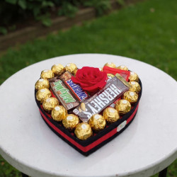 Corazón Dulce Distinción | Rosa, Ferrero Rocher y Chocolates Importados
