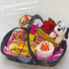 Regala nuestra Cesta Delicia Imperial: mini torta con corona, sándwich gourmet, yogurt, jugo, rosa natural y un tierno peluche.