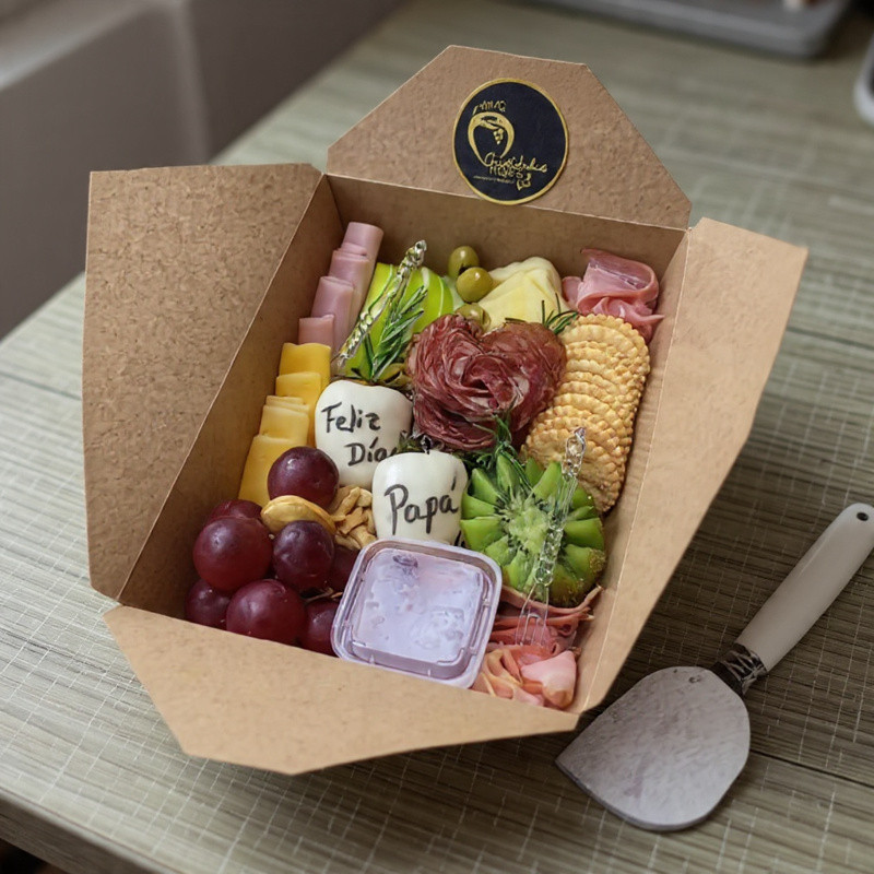 Descubre nuestro Cofre Gourmet: una selección de jamón, salchichón, quesos y frutas exóticas con fresas personalizadas. El regal