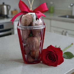 Copa de Fresas con Chocolate y Rosa Natural | Detalle Gourmet de Lujo