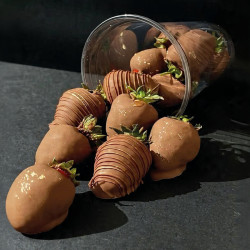 Copa de Fresas con Chocolate y Rosa Natural | Detalle Gourmet de Lujo