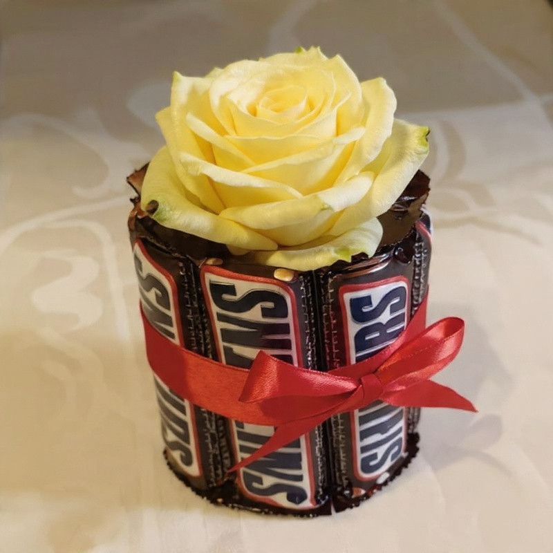 Detalle Dulce: Rosa Amarilla y Snickers |